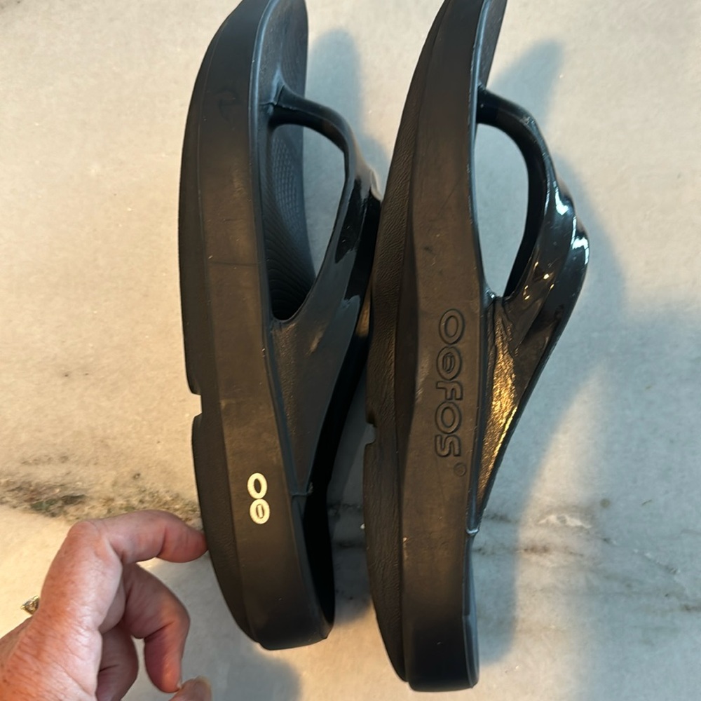 OOFOS shiny black sandals with arch support Size 10 EU 41 - Picture 4 of 4
